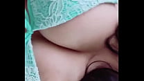 Турецкая страстная молодая брюнетка испытала женский струйный сквирт оргазм от активного массажиста